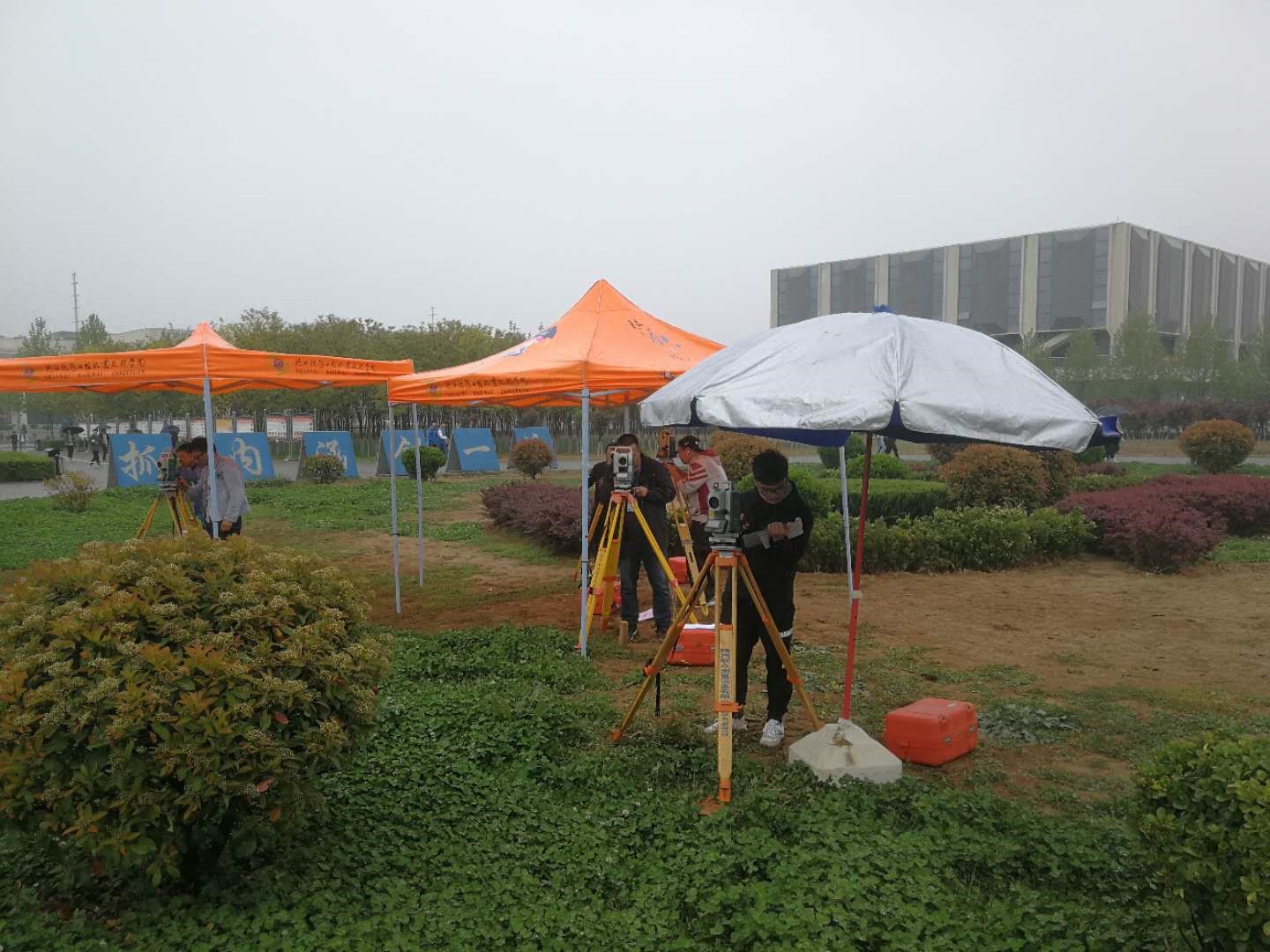 图1 一级导线测量比赛现场